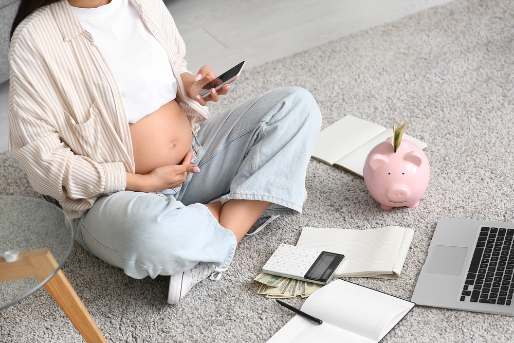 CSED, GYED és táppénz maximum 2026 – új plafonok egy helyen Várandós nő költségvetés tervezése