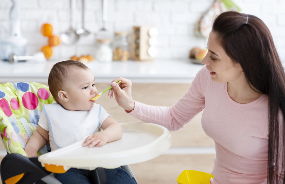 Anya eteti a babát kanállal Anya eteti a babát kanállal