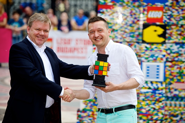 Budapesten plt fel a vilg legmagasabb LEGO Tornya - 34,76 mter az j Guinness-rekord 