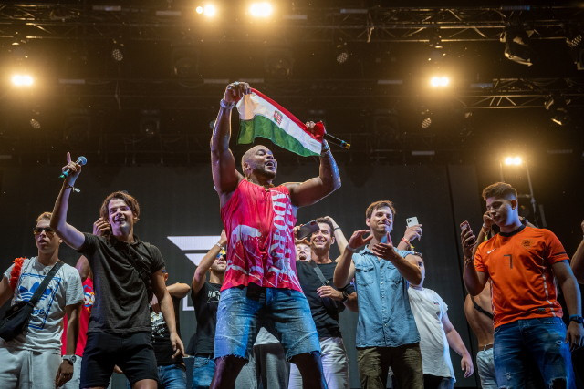 EFOTT 2021: Flo Rida magyar zászlóval és rajongókkal