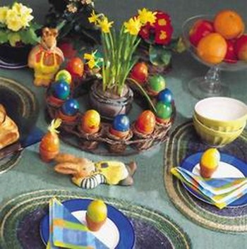 Húsvéti színes terített asztal