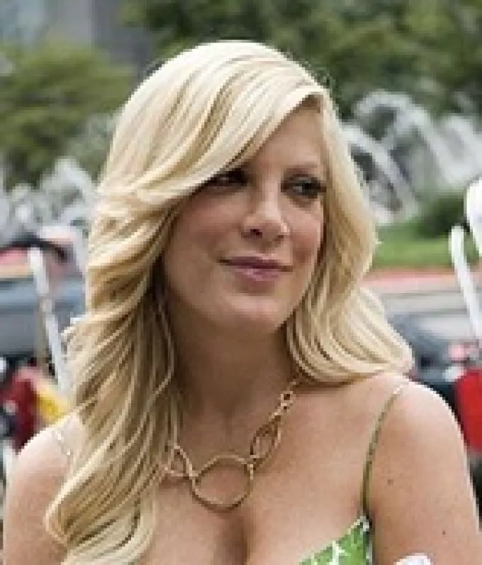 Tori Spelling gyermekkönyvet ír