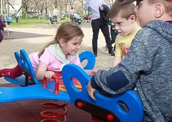 Magyar találmánnyal közösen játszhatnak fogyatékkal élő és egészséges gyerekek Újpesten