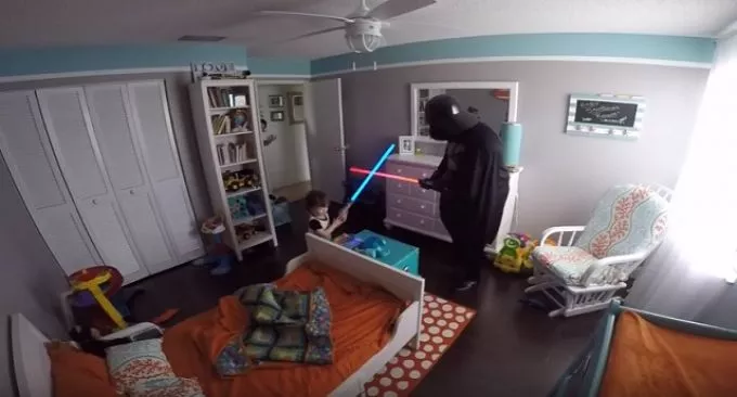 A videó, amitől el fogsz olvadni - így fegyverezte le Darth Vadert a 2 éves kisfiú