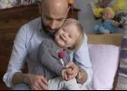 Senkinek sem kellett a Down-szindrómás baba, egy egyedülálló férfi azonban örökbe fogadta