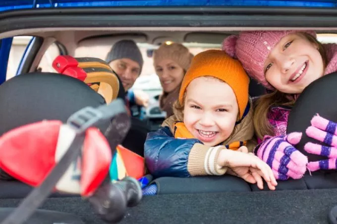 Úton a család: így teheted kényelmesebbé az autózást, ha gyerekkel utazol!