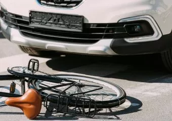 Biciklizni indult a 9 éves gyermek, amikor elgázolta egy autó - egy óráig küzdöttek az életéért