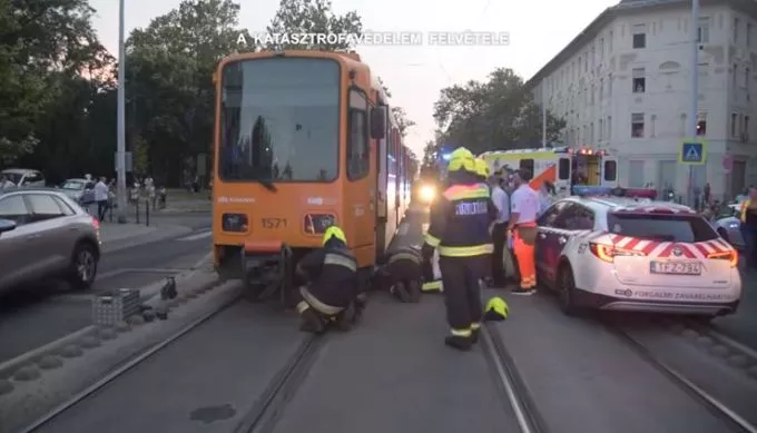 10 éves kisfiút gázolt el egy villamos a Haller utcánál, a gyermek a jármű alá szorult