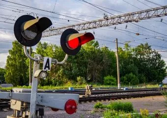 Tragédia is lehetett volna a vége: egy hónap alatt két felnőtt kísérős gyerekcsoport is átkelt a vasúti átjárón a tilos jelzés mellett