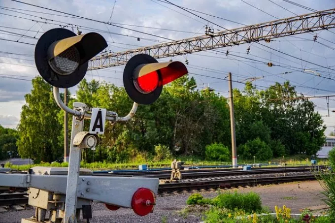 Tragédia is lehetett volna a vége: egy hónap alatt két felnőtt kísérős gyerekcsoport is átkelt a vasúti átjárón a tilos jelzés mellett