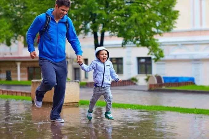 Apával bármiből lehet játék: aranyos videó arról, milyen vicces szórakozást talált magának egy férfi és kisfia