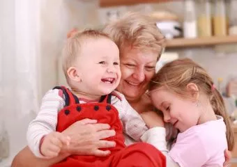 Az anyai nagymamák különleges szerepe az unokák életében: az ő génjeiket öröklik a legerősebben nagyszüleik közül