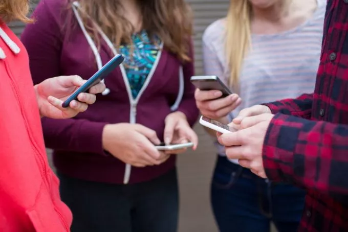 Kiderült, melyek a tinédzserek első számú mobilos platformjai